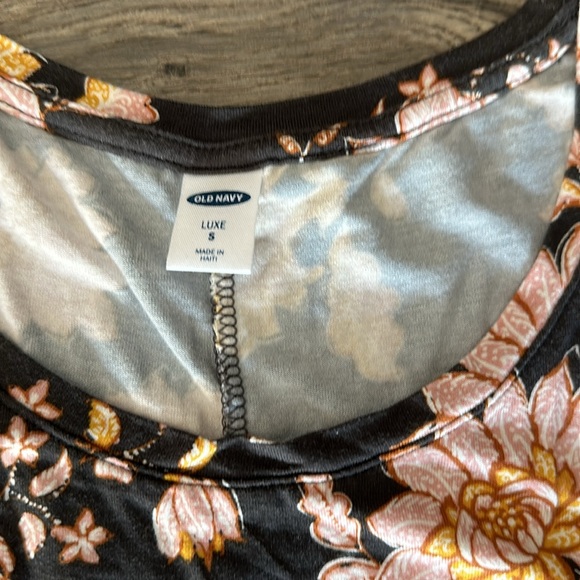 Old Navy Floral Scoop Top Size Small - Picture 3 of 8